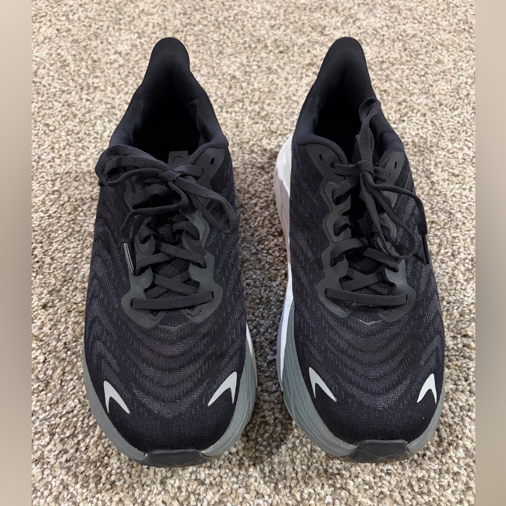 Hoka Arahi 6 Black and Gray Shoes